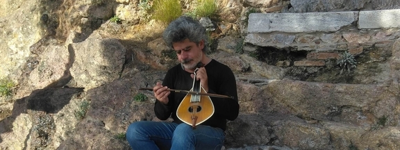 Πέμπτη 9/4/2023, 21:30 - "Για δες περβόλι όμορφο"/ Δημήτρης Σταυρακάκης, Αφιέρωμα στο ριζίτικο τραγούδι